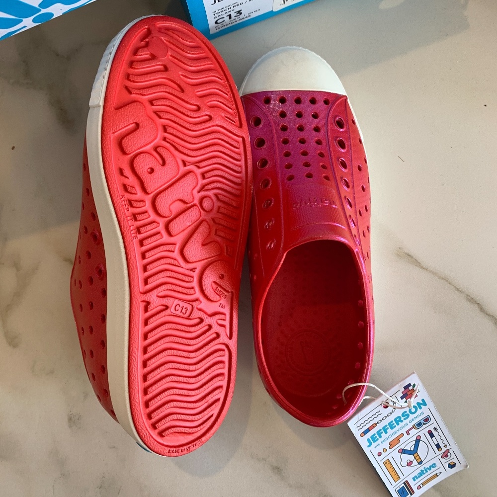 Native Jefferson Iridescent Shoes (Torch Red)